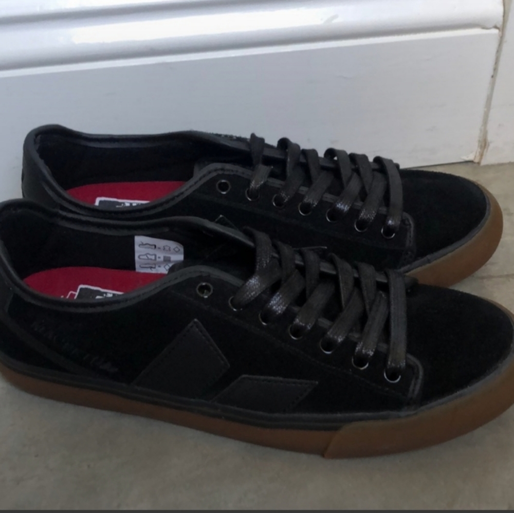 Macbeth Footwear - Picture 2 of 4
